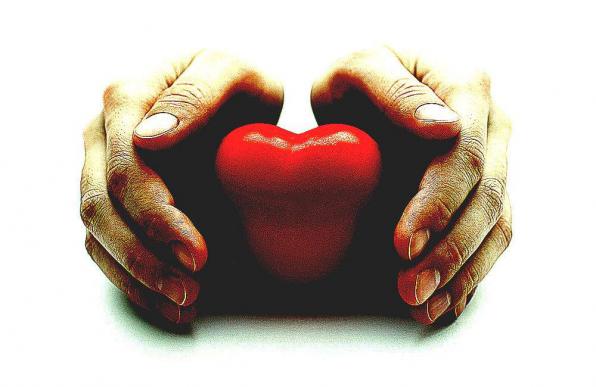 salud salud corazón con las manos